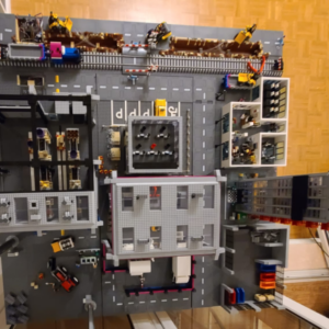 Um die Digitalisierung greifbar zu machen, hat sich Axians etwas Besonderes ausgedacht: Ein Legomodell bildet eine komplette Industrieanlage ab. Quelle: Axians